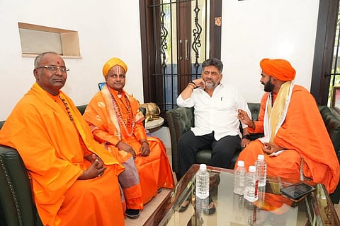 ಬೆಂಗಳೂರಿನಲ್ಲಿ ಅತಿ ಹಿಂದುಳಿದ ವರ್ಗಗಳ ಸ್ವಾಮೀಜಿಗಳೊಂದಿಗೆ ಉಪಮುಖ್ಯಮಂತ್ರಿ ಡಿ.ಕೆ ಶಿವಕುಮಾರ್​ ಅವರನ್ನು ಭೇಟಿ ಮಾಡಿದ ಡಾ.ಪ್ರಣವಾನಂದ ಸ್ವಾಮೀಜಿ ಮಾತುಕತೆ ನಡೆಸಿದರು. ಚಿತ್ತಾಪುರ ರಾಂಪುರ ಹಳ್ಳಿಯ ಭಗೀರಥಾನಂದ ಸ್ವಾಮೀಜಿ, ಚಿತ್ರದುರ್ಗದ ಜಗದ್ಗುರು ಬಸವಮೂರ್ತಿ ಕುಂಬಾರ ಗುಂಡಯ್ಯ ಸ್ವಾಮೀಜಿ,  ಬಾಗಲಕೋಟೆಯ ಶ್ರೀ ಮಹಾಂತ ಮಹಾಸ್ವಾಮೀಜಿ ಇದ್ದರು.