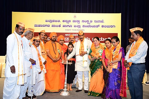 ಕಾರ್ಯಕ್ರಮದಲ್ಲಿ ಶ್ರೀ ದೇವರ ದಾಸಿಮಯ್ಯ ಸಿದ್ಧಾರೂಢ ಮಠ, ಡಬರಾಬಾದ ಅಭಿನವ ರೇವಣಸಿದ್ಧ ಪಟ್ಟದೇವರು,ಜಿಲ್ಲಾಧಿಕಾರಿ ಕಚೇರಿ ಸಹಾಯಕರಾದ ಶಿವಪ್ರಭು ಹಿರೇಮಠ, ಕರ್ನಾಟಕ ಜಿಲ್ಲಾ ನೇಕರ ಸಂಘದ ಒಕ್ಕೂಟದ ಅಧ್ಯಕ್ಷ ಪ್ರದೀಪ ಗಣೇಶ ಸಂಗಾ, ಕಲಬುರ್ಗಿ ಜಿಲ್ಲಾ ನೇಕಾರ ಸಮುದಾಯಗಳ ಒಕ್ಕೂಟದ ಪ್ರಧಾನ ಕಾರ್ಯದರ್ಶಿಗಳು ಹಾಗೂ ಸಮಿತಿ ಅಧ್ಯಕ್ಷರಾದ ಶಾಂತಕುಮಾರ್ ಆರ್. ಯಳಸಂಗಿ ಸೇರಿದಂತೆ ಸಮಾಜದ ಮುಖಂಡರು, ಸಾರ್ವಜನಿಕರು ಇತರರಿದ್ದರು.