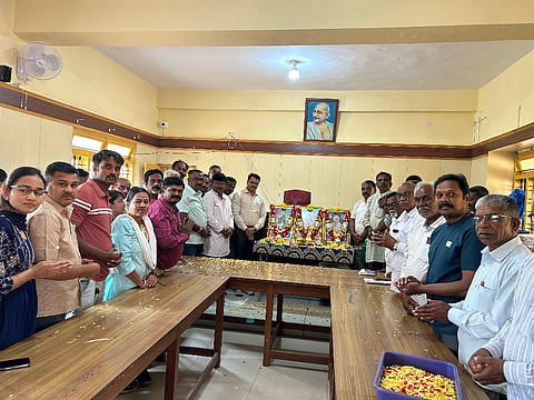 ಹುಣಸೂರು ನಗರದಲ್ಲಿ ರಾಷ್ಟ್ರೀಯ ಹಬ್ಬಗಳ ಆಚರಣಾ ಸಮಿತಿ ವತಿಯಿಂದ ಆಯೋಜಿಸಿದ್ದ ಜಯಂತಿ ಕಾರ್ಯಕ್ರಮದಲ್ಲಿ ಮಹನೀಯರ ಭಾವಚಿತ್ರಕ್ಕೆ ಗಣ್ಯರು ಪುಷ್ಪನಮನ ಸಲ್ಲಿಸಿದರು. ತಹಸೀಲ್ದಾರ್ ಜೆ.ಮಂಜುನಾಥ್, ಗಣೇಶ್, ಡಿ.ಕುಮಾರ್ ಇತರರಿದ್ದರು.