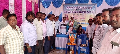 ತಿ.ನರಸೀಪುರದ ಹೊಸ ತಿರುಮಕೂಡಲು ರಸ್ತೆಯಲ್ಲಿ ಸೋಮವಾರ ಕರ್ನಾಟಕ ರಾಜ್ಯ ಭಾರತ ಮಾತ ಕಟ್ಟಡ ಮತ್ತು ಇತರ ನಿರ್ಮಾಣ ಕಾರ್ಮಿಕರ ತಾಲೂಕು ಶಾಖೆ ಹಾಗೂ ಕಚೇರಿ ಉದ್ಘಾಟನೆ ಸಮಾರಂಭದಲ್ಲಿ ರಾಜ್ಯಾಧ್ಯಕ್ಷ ಜಿ.ಸಿದ್ದರಾಜು ಅವರನ್ನು ಸನ್ಮಾನಿಸಲಾಯಿತು. ಟಿ.ವಿ.ಲಕ್ಷ್ಮೀಶ, ಕೆ.ಸಿ.ತ್ರಿವೇಣಿ, ಬಿ.ಮಹದೇವಸ್ವಾಮಿ, ಕೇತಹಳ್ಳಿ ರಾಜಣ್ಣ, ರವಿ, ಸಿದ್ದರಾಜು, ಎಂ.ಸುಂದರ್, ನಟರಾಜು ಇತರರು ಇದ್ದರು.
