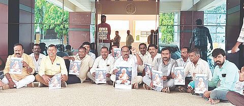 ವಚನಕಾರ ದೇವರ ದಾಸಿಮಯ್ಯ ಜಯಂತಿ ಆಚರಿಸದೆ ತಾಲೂಕು ಆಡಳಿತ ಅಪಮಾನ ಮಾಡಿದೆ ಎಂದು ಆರೋಪಿಸಿ ಸಮುದಾಯದ ಮುಖಂಡರು ಮಿನಿ ವಿಧಾನಸೌಧ ಆವರಣದಲ್ಲಿ ಸೋಮವಾರ ಪ್ರತಿಭಟನೆ ನಡೆಸಿದರು.