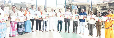 ಬಾಗೂರು ಹೋಬಳಿಯ ನವಿಲೆ ಗ್ರಾಮದ ಶ್ರೀ ನಾಗೇಶ್ವರಸ್ವಾಮಿ ಬ್ರಹ್ಮರಥೋತ್ಸವದ ಆಹ್ವಾನ ಪತ್ರಿಕೆಯನ್ನು ತಹಸಿಲ್ದಾರ್ ಜಿ.ಎಸ್.ಶಂಕರಪ್ಪ ಅನಾವರಣಗೊಳಿಸಿದರು. ವೀರಶೈವ ಸಮಾಜದ ಜಿಲ್ಲಾಧ್ಯಕ್ಷ ನವಿಲೆ ಪರಮೇಶ್, ಪುಟ್ಟರಾಜ್, ಕುಮಾರಸ್ವಾಮಿ, ಮೋಹನ್, ಸಿದ್ದೇಶ್ ಶಾಸ್ತ್ರಿ, ನಾಗು ಮತ್ತಿತರರಿದ್ದರು.