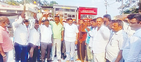 ಅರಸೀಕೆರೆ     ಡಿಪೋ  ಎದುರುಜೆಡಿಎಸ್ ಮುಖಂಡ ಎನ್.ಆರ್.ಸಂತೋಷ್ ನೇತೃತ್ವದಲ್ಲಿ ದಿಢೀರ್ ಪ್ರತಿಭಟನೆ ನಡೆಸಿದರು. ಅಜಯ್, ಗುರುಸಿದ್ದೇಶ್, ಭಾಸ್ಕರ್, ಕುಮಾರ್, ಆನಂದ್ ಇತರರಿದ್ದರು.