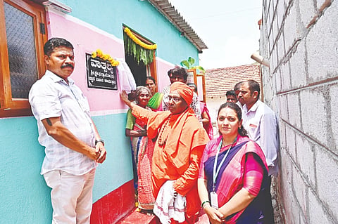ಧರ್ಮಸ್ಥಳ ಗ್ರಾಮಾಭಿವೃದ್ಧಿ ಯೋಜನೆ ಸಂಸ್ಥೆ ವತಿಯಿಂದ ಕರಿಯಮ್ಮ ಅವರಿಗೆ ವಾತ್ಸಲ್ಯ ಯೋಜನೆಯಡಿ ಮನೆ ಹಸ್ತಾಂತರ ಮಾಡಲಾಯಿತು. ಶ್ರೀರುದ್ರಮುನಿ ಸ್ವಾಮೀಜಿ, ಸೋಮನಾಥ್, ಕಲಾಶ್ರೀ, ನಾಗೇಶ್ ಮತ್ತಿತರರಿದ್ದರು.