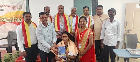 ಎಚ್.ಡಿ.ಕೋಟೆ ಪಟ್ಟಣದ ಆದಿಚುಂಚನಗಿರಿ ಪ್ರಥಮ ದರ್ಜೆ ಕಾಲೇಜಿನ ಆವರಣದಲ್ಲಿ ಆಯೋಜಿಸಿದ್ದ ದತ್ತಿ ಉಪನ್ಯಾಸ ಕಾರ್ಯಕ್ರಮದಲ್ಲಿ ಶಿಕ್ಷಕಿ ಕೆ.ಸಿ. ಶ್ವೇತಾ ಅರವರನ್ನು ಅಭಿನಂದಿಸಲಾಯಿತು. ಕಿರಣ್ ಸಿಡ್ಲೇಹಳ್ಳಿ, ಜೆ.ಎನ್.ವೆಂಕಟೇಶ್, ಕನ್ನಡ ಪ್ರಮೋದ್,  ಗಿರೀಶ್‌ಮೂರ್ತಿ ಇದ್ದರು.