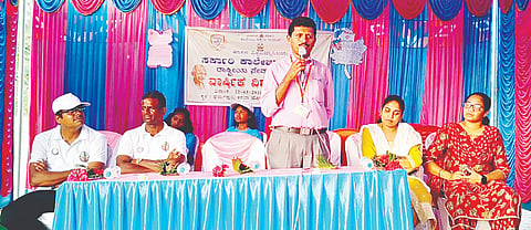 ಆಲೂರು ತಾಲೂಕಿನ ಧರ್ಮಪುರಿ ಗ್ರಾಮದಲ್ಲಿ ಆಲೂರು ಸರ್ಕಾರಿ ಪ್ರಥಮ ದರ್ಜೆ ಕಾಲೇಜಿನ ರಾಷ್ಟ್ರೀಯ ಸೇವಾ ಯೋಜನೆ ಘಟಕದ ವತಿಯಿಂದ ನಡೆಸುತ್ತಿರುವ ವಿಶೇಷ ವಾರ್ಷಿಕ ಶಿಬಿರದಲ್ಲಿ ಆಲೂರು ಸರ್ಕಾರಿ ಆಸ್ಪತ್ರೆಯ ಕ್ಷೇತ್ರ ಆರೋಗ್ಯ ಶಿಕ್ಷಣಾಧಿಕಾರಿ ಜಿ.ಎಸ್.ಸತೀಶ್ ಮಾತನಾಡಿದರು. ಹಿರಿಯ ಆರೋಗ್ಯ ನಿರೀಕ್ಷಕ ರಾಜು, ಆರೋಗ್ಯ ನಿರೀಕ್ಷಕ ಮಂಜು, ಐಸಿಟಿಸಿ ಆಪ್ತ ಸಮಾಲೋಚಕಿ ಗೌರಿ ಮತ್ತಿತರರಿದ್ದರು.