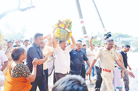 ಶ್ರೀರಂಗಪಟ್ಟಣ ತಾಲೂಕಿನ ಕಿರಂಗೂರು ವೃತ್ತದ ಬನ್ನಿಮಂಟಪಕ್ಕೆ ಆಗಮಿಸಿದ ವೈರಮುಡಿ, ರಾಜಮುಡಿ ಕಿರೀಟ ಮತ್ತು ಒಡವೆಗಳುಳ್ಳ ಬುತ್ತಿಯನ್ನು ಎ.ಬಿ.ರಮೇಶ ಬಂಡಿಸಿದ್ದೇಗೌಡ ಎಡಿಸಿ ಬಿ.ಸಿ.ಶಿವಾನಂದಮೂರ್ತಿ ಅವರೊಂದಿಗೆ ತಲೆಯ ಮೇಲೆ ಹೊತ್ತು ಸಾಗಿದರು.