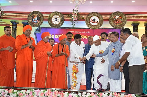    ಗದಗ ತೋಂಟದಾರ್ಯ ಮಠದ ಜಾತ್ರಾ ಮಹೋತ್ಸವ ಕಾರ್ಯಕ್ರಮವನ್ನು ಸಚಿವ ಎಂ.ಬಿ. ಪಾಟೀಲ ಉದ್ಘಾಟಿಸಿದರು. ತೋಂಟದಾರ್ಯ ಸಿದ್ಧಲಿಂಗ ಶ್ರೀಗಳು, ಎಸ್.ವಿ. ಸಂಕನೂರು, ವಿನಾಯಕ ಮಾನ್ವಿ, ಐ.ಜಿ. ಸನದಿ, ಎಸ್.ಎಸ್. ಪಾಟೀಲ ಇತರರು ಇದ್ದರು.