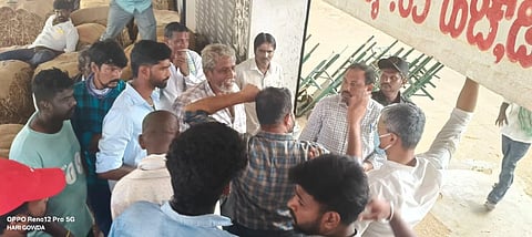 ಶಾಂತಿಪುರದ ಹೊಗೆಸೊಪ್ಪು ಹರಾಜು ಪ್ರಾಂಗಣದಲ್ಲಿ ಖರೀದಿದಾರರನ್ನು ರೈತರು ಕೂಡಿಹಾಕಿ ಆಕ್ರೋಶ ವ್ಯಕ್ತಪಡಿಸಿದರು.
