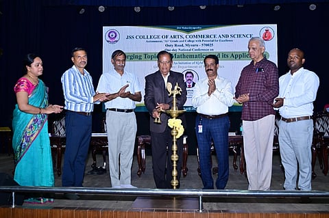 ಮೈಸೂರು ನಗರದ ಊಟಿ ರಸ್ತೆಯ ಜೆಎಸ್‌ಎಸ್ ಕಲಾ, ವಾಣಿಜ್ಯ ಮತ್ತು ವಿಜ್ಞಾನ ಕಾಲೇಜಿನಲ್ಲಿ ಗುರುವಾರ ಗಣಿತ ವಿಷಯದ ಕುರಿತು ಆಯೋಜಿಸಿದ್ದ ರಾಷ್ಟ್ರೀಯ ಸಮ್ಮೇಳನವನ್ನು ಕಾಲೇಜಿನ ಮುಖ್ಯ ಕಾರ್ಯನಿರ್ವಾಹಕರಾದ ಪ್ರೊ. ಬಿ. ವಿ. ಸಾಂಬಶಿವಯ್ಯ ಉದ್ಘಾಟಿಸಿದರು. ಪ್ರೊ.ರಾಮಜಯಂ ಸಹದೇವನ್,  ಡಾ.ಎಂ.ಪ್ರಭು ಹಾಗೂ ಇತರರು ಇದ್ದರು.