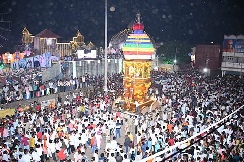 ತೋಂಟದಾರ್ಯ ಮಠದ ಜಾತ್ರಾಮಹೋತ್ಸವ ನಿಮಿತ್ಯ ಗುರುವಾರ ಮಠದ ಬೀದಿಯಲ್ಲಿ ಮಹಾರಥೋತ್ಸವ ಜರುಗಿತು.  