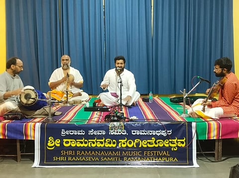 ಅರಕಲಗೂಡು ತಾಲೂಕು ರಾಮನಾಥಪುರದಲ್ಲಿ  7ನೇ ದಿನದ ಶ್ರೀ ರಾಮನವಮಿ ಸಂಗಿತೋತ್ಸವದಲ್ಲಿ ವಿದ್ವಾನ್ ವಿವೇಕ್ ಮೋಜೀಕುಳಂ ಸಂಗೀತ ಕಛೇರಿ ನಡೆಸಿಕೊಟ್ಟರು.