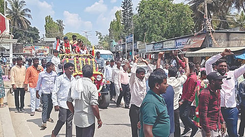 ಅರಕಲಗೂಡಿನಲ್ಲಿ ಶುಕ್ರವಾರ  ತವರಿಗೆ ಮರಳಿದ ಯೋಧ ಮಂಜುನಾಥ್ ಅವರನ್ನು ಭವ್ಯ ಮೆರವಣಿಗೆ ನಡೆಸಿ ಜನರು ಸಂಭ್ರಮಿಸಿದರು.