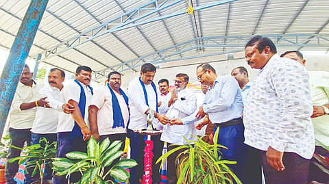 ಪಟ್ಟಣದ ತಾಲೂಕು ಕಚೇರಿ ಆವರಣದಲ್ಲಿ ಹಮ್ಮಿಕೊಂಡಿದ್ದ ಬಾಬು ಜಗಜೀವನರಾಮ್ ಜಯಂತಿ ಕಾರ್ಯಕ್ರಮವನ್ನು ಶಾಸಕ ಎಚ್.ಟಿ.ಮಂಜು ಉದ್ಘಾಟಿಸಿದರು.  ಡಾ.ಅಶೋಕ್, ದಿವಾಕರ್, ವೆಂಕಟೇಶ್, ಸುನೀಲ್, ಮಹೇಶ್ ಇತರರು ಇದ್ದರು.