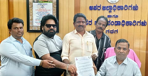 ಬ್ಯೂಟಿಷಿಯನ್ ಗೆ ಕ್ಷೌರಿಕ ಕಾರ್ಡ ವಿತರಣೆ ಬಗ್ಗೆ ಸವಿತಾ ಸಮಾಜ ಆಕ್ಷೇಪಿಸಿ ಅಪರ ಜಿಲ್ಲಾಧಿಕಾರಿಗಳಿಗೆ ಮನವಿ ಸಲ್ಲಿಸಿದರು. ಕೃಷ್ಣ ಹಡಪದ, ವಿಕಾಸ ಕ್ಷೀರಸಾಗರ್,  ಹನುಮಂತಪ್ಪ ರಾಂಪುರ ಇತರರು ಇದ್ದರು