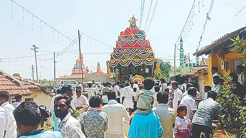 ಗಂಡಸಿ ಗ್ರಾಮದಲ್ಲಿ ದೊಡ್ಡಮ್ಮದೇವಿ, ಚಿಕ್ಕಮ್ಮದೇವಿ ರಥೋತ್ಸವ ವಿಜೃಂಭಣೆಯಿಂದ ಜರುಗಿತು. 