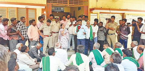 ಅರಕಲಗೂಡು ತಾಲೂಕು ರಾಮನಾಥಪುರ ತಂಬಾಕು ಮಾರುಕಟ್ಟೆಯಲ್ಲಿ ಭಾರತೀಯ ಕಿಸಾನ್ ಸಂಘದ ಕಾರ್ಯಕರ್ತರು ಸೋಮವಾರ   ಅಹೋರಾತ್ರಿ ಧರಣಿ ಆರಂಭಿಸಿದರು.
