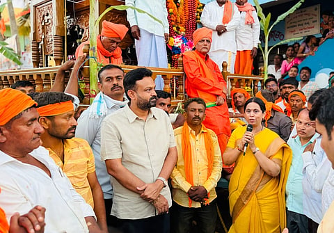 ಬೆಳಗಾವಿ ಗ್ರಾಮೀಣ ಕ್ಷೇತ್ರದ ನಾಗೇರಹಾಳ ಗ್ರಾಮದ ಬಸವೇಶ್ವರ ಜಾತ್ರಾ ಮಹೋತ್ಸವದಲ್ಲಿ  ಸಚಿವೆ ಲಕ್ಷ್ಮೀ ಹೆಬ್ಬಾಳ್ಕರ್ ಮಾತನಾಡಿದರು