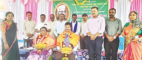 ಆಲೂರು ಪಟ್ಟಣದ ಮಿನಿ ವಿಧಾನಸೌಧದ ಆವರಣದಲ್ಲಿ ಏರ್ಪಡಿಸಲಾಗಿದ್ದ ಡಾ.ಬಾಬು ಜಗಜೀವನರಾಮ್ ಜಯಂತಿ ಕಾರ್ಯಕ್ರಮ ಜರುಗಿತು. ಈ ವೇಳೆ ಸಾಹಿತಿ ಪರಮೇಶ್ ಮಡಬಲು, ಬನ್ನಾರಿ, ಎ.ಟಿ. ಮಂಜುನಾಥ್, ರತ್ನಮ್ಮ ಅವರನ್ನು ಸನ್ಮಾನಿಸಲಾಯಿತು.