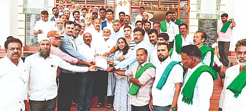 ಎಚ್.ಡಿ.ಕೋಟೆ ಎಐಆರ್ ಪಟ್ಟಿಯಿಂದ ಮತದಾರರನ್ನು ಕೈಬಿಡದಂತೆ ಒತ್ತಾಯಿಸಿ ತಾಲೂಕು ಸಂವಿಧಾನ ರಕ್ಷಣಾ ಪಡೆ ಹಾಗೂ ವಿವಿಧ ಪ್ರಗತಿಪರ ಸಂಘಟನೆಗಳ ವತಿಯಿಂದ ಮೈಸೂರಿನ ಜಿಲ್ಲಾಧಿಕಾರಿ ಕಚೇರಿಯಲ್ಲಿ ಅಪರ ಜಿಲ್ಲಾಧಿಕಾರಿ ಶಿವರಾಜು ಅವರಿಗೆ ಮನವಿ ಸಲ್ಲಿಸಿದರು.