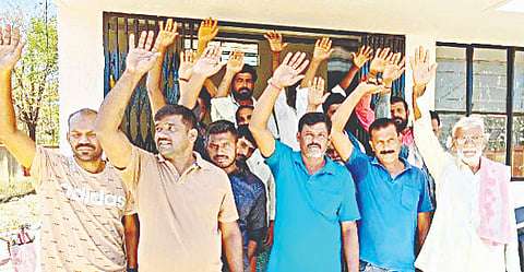 ಮಿರ್ಲೆ ಚೆಸ್ಕಾಂ ಉಪ ಕಚೇರಿ ಎದುರು ರೈತರ ಪ್ರತಿಭಟನೆ