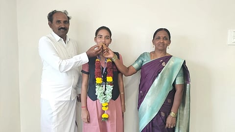 ಅರ್ಚನಾ ಡಿ.ಎಂ. ಗೆ ತಂದೆ ಹನುಮಂತಪ್ಪ, ತಾಯಿ ರೇಣುಕಮ್ಮ ಸಿಹಿ ಹಂಚಿ ಸಂಭ್ರಮಿಸಿದರು