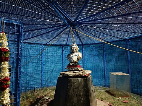 ಹೂವಿನಹಡಗಲಿಯ  ಡಾ.ಬಿ.ಆರ್.ಅಂಬೇಡ್ಕರ್ ವೃತ್ತದಲ್ಲಿನ ಡಾ.ಬಿ.ಆರ್.ಅಂಬೇಡ್ಕರ್ ಅವರ ಪುತ್ತಳಿಯನ್ನು ಸ್ಥಳಾಂತರಿಸಲು ಬುಧವಾರ ರಾತ್ರಿ ಸಿದ್ದತೆ ನಡೆಸಿರುವುದು. 