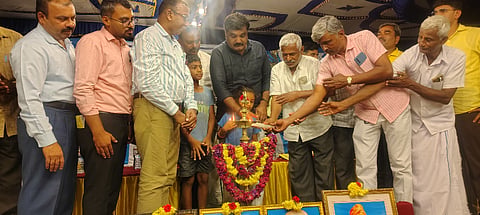 ಕೆ.ಆರ್.ಪೇಟೆ ತಾಲೂಕಿನ ಅಕ್ಕಿಹೆಬ್ಬಾಳು ಹೋಬಳಿಯ ಚೌಡಸಮುದ್ರ ಗ್ರಾಮದಲ್ಲಿ ಸರ್ಕಾರಿ ಪ್ರಥಮದರ್ಜೆ ಕಾಲೇಜಿನ ವತಿಯಿಂದ ಏರ್ಪಡಿಸಿದ್ದ ವಾರ್ಷಿಕ ವಿಶೇಷ ರಾಷ್ಟ್ರೀಯ ಯೋಜನಾ ಶಿಬಿರವನ್ನು ಶಾಸಕ ಎಚ್.ಟಿ.ಮಂಜು ಉದ್ಘಾಟಿಸಿದರು. ವಿ.ವಿ.ಜಗದೀಶ್, ಡಾ.ಜಯಕೀರ್ತಿ, ಬೋರೇಗೌಡ,  ಕುಮಾರ, ಬಸವಲಿಂಗಪ್ಪ ಇದ್ದರು.