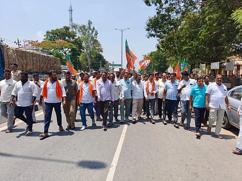 ಗುಂಡ್ಲುಪೇಟೆ ಪಟ್ಟಣದಲ್ಲಿ ಬಿಜೆಪಿ ಕಾರ್ಯಕರ್ತರು ಮೆರವಣಿಗೆಯಲ್ಲಿ ಸಾಗಿದರು. ಸಿ.ಎಸ್.ನಿರಂಜನಕುಮಾರ್, ಮಹದೇವಪ್ರಸಾದ್, ಎಲ್.ಸುರೇಶ್, ಎನ್.ಮಲ್ಲೇಶ್, ನಾಗೇಂದ್ರ, ಮಲ್ಲೇಶ್, ಮಂಜು, ಡಾ.ನವೀನಮೌರ್ಯ ಇತರರಿದ್ದರು. 