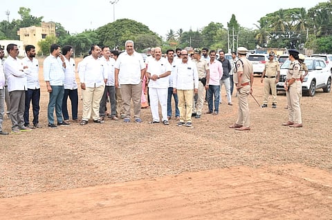 ಗುಂಡ್ಲುಪೇಟೆಗೆ ಮುಖ್ಯಮಂತ್ರಿ ಆಗಮನಕ್ಕೆ ಕೈಗೊಂಡ ಸಿದ್ಧತೆಗಳನ್ನು ವೆಂಕಟೇಶ್ ವೀಕ್ಷಿಸಿದರು. ಗಣೇಶ ಪ್ರಸಾದ್, ನಂಜುಂಡಪ್ರಸಾದ್, ಶ್ರೀರೂಪಾ ಇದ್ದರು.  
