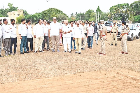 ಗುಂಡ್ಲುಪೇಟೆಗೆ ಮುಖ್ಯಮಂತ್ರಿ ಆಗಮನಕ್ಕೆ ಕೈಗೊಂಡ ಸಿದ್ಧತೆಗಳನ್ನು ವೆಂಕಟೇಶ್ ವೀಕ್ಷಿಸಿದರು. ಗಣೇಶ ಪ್ರಸಾದ್, ನಂಜುಂಡಪ್ರಸಾದ್, ಶ್ರೀರೂಪಾ ಇದ್ದರು.