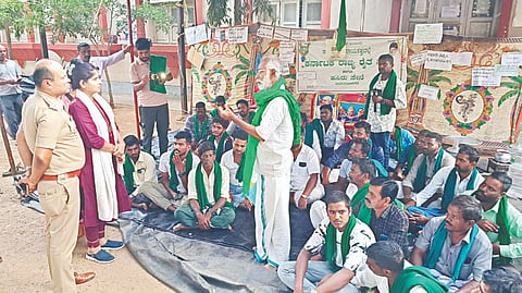 ಗುಂಡ್ಲುಪೇಟೆಯಲ್ಲಿ ಸಾಮೂಹಿಕ ನಾಯಕತ್ವ ರೈತ ಸಂಘಟನೆಯವರು ನಡೆಸುತ್ತಿದ್ದ ಧರಣಿ ಕೈ ಬಿಡುವಂತೆ ಜಿಲ್ಲಾಧಿಕಾರಿ ಶ್ರೀರೂಪಾ ಮನವಿ ಮಾಡಿದರು. ಹೊನ್ನೂರು ಪ್ರಕಾಶ್ ಇದ್ದರು.