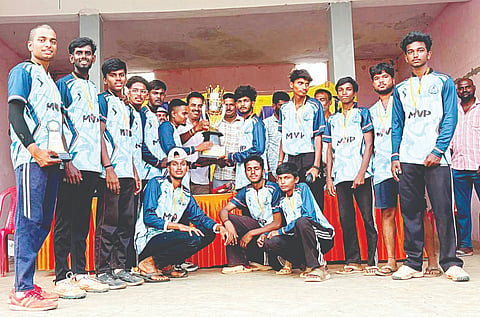 ಗುಂಡ್ಲುಪೇಟೆ ತಾಲೂಕಿನ ಚಿಕ್ಕತುಪ್ಪೂರು ಗ್ರಾಮದಲ್ಲಿ ನಡೆದ ಕ್ರಿಕೆಟ್ ಪಂದ್ಯಾವಳಿಯಲ್ಲಿ ವಿಜೇತ ತಂಡಕ್ಕೆ ಮಲ್ಲು ಬಹುಮಾನ ವಿತರಣೆ ಮಾಡಿದರು.ಎಲ್.ಮಂಜುನಾಥ್,  ದೊಡ್ಡ ಸ್ವಾಮಿ,  ಕುಮಾರ, ಪ್ರಕಾಶ್, ಜಯಸೂರ್ಯ, ವಿಕ್ಕಿ ಇತರರು ಇದ್ದರು.