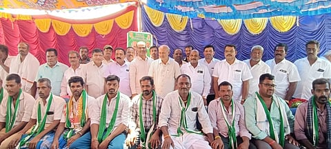 ಸಾಲಿಗ್ರಾಮ ತಾಲೂಕಿನ ಕೆಂಚನಹಳ್ಳಿ ಗ್ರಾಮದಲ್ಲಿ ಮಾಜಿ ಸಚಿವ ಸಾ.ರಾ.ಮಹೇಶ್, ಅಮಿತ್ ದೇವರಹಟ್ಟಿ ಸಮ್ಮುಖದಲ್ಲಿ ಗ್ರಾಮದ ಮುಖಂಡರು ಕಾಂಗ್ರೆಸ್ ತೊರೆದು ಜೆಡಿಎಸ್ ಸೇರ್ಪಡೆಯಾದರು. ನಾಗಣ್ಣ, ಮೇಲೂರು ಗೌತಮ್, ಬಿ.ಎಚ್.ಮಹದೇವ್, ಗುರುಪ್ರಸಾದ್, ಮಧು ಇದ್ದರು.
