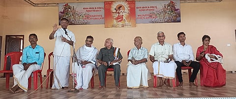  ಕೊಕ್ಕಡ ವೈದ್ಯನಾಥೇಶ್ವರ ವಿಷ್ಣುಮೂರ್ತಿ ದೇವಸ್ಥಾನದ ಜೀರ್ಣೋದ್ಧಾರ ಪೂರ್ವಭಾವಿ ಸಭೆಯಲ್ಲಿ ಬೈಲುವಾರು ಸಮಿತಿಯ ಸಂಚಾಲಕ ಜಯರಾಮ ನೆಲ್ಲಿತ್ತಾಯ ಮಾತನಾಡಿದರು. ಬಾಲಕೃಷ್ಣ ಕೆದಿಲಾಯ, ರಮಾನಂದ ಭಟ್, ಡಾ. ಮೋಹನದಾಸ್ ಗೌಡ, ರಾಧಾಕೃಷ್ಣ ಎಡಪಡಿತ್ತಾಯ ಕುಶಾಲಪ್ಪ ಗೌಡ ಪೂವಾಜೆ, ಕುಶಾಲಪ್ಪ ಪುಡುಕೆತ್ತೂರು, ಬಾಲಕೃಷ್ಣ, ಮಾಳವಿಕಾ ಉಪಸ್ಥಿತರಿದ್ದರು.