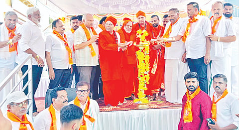 ಅರಸೀಕೆರೆ ನಗರದಲ್ಲಿ ಬಸವ ಜಯಂತಿ ಅಂಗವಾಗಿ ಹಮ್ಮಿಕೊಂಡಿದ್ದ ಧಾರ್ಮಿಕ ಕಾರ್ಯಕ್ರಮವನ್ನು ಗಣ್ಯರು ಉದ್ಘಾಟಿಸಿದರು. ಶ್ರೀ ಗುರು ಪರದೇಶೀಕೇಂದ್ರ ಸ್ವಾಮೀಜಿ, ಕೆ.ಎಂ.ಶಿವಲಿಂಗೇಗೌಡ, ಶ್ರೀ ಜ್ಞಾನಪ್ರಭು ಸಿದ್ದರಾಮದೇಶೀಕೇಂದ್ರ ಸ್ವಾಮೀಜಿ, ಶ್ರೀ ರುದ್ರಮುನಿ ಸ್ವಾಮೀಜಿ ಇತರರಿದ್ದರು. 