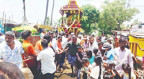 ಅರಕಲಗೂಡು ತಾಲೂಕು ರಾಮನಾಥಪುರದ ಶ್ರೀ  ರಾಮೇಶ್ವರ ರಥೋತ್ಸವದಲ್ಲಿ ಭಕ್ತರು ತೇರು ಎಳೆದು ಸಂಭ್ರಮಿಸಿದರು.