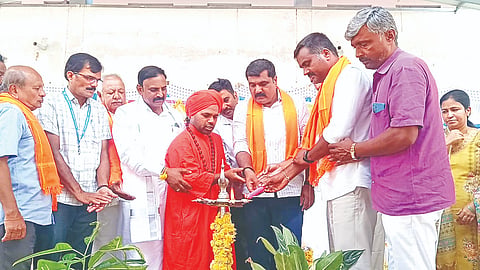 ಕೆ.ಆರ್.ಪೇಟೆ ಕರ್ನಾಟಕ ಪಬ್ಲಿಕ್ ಶಾಲೆ ಆವರಣದಲ್ಲಿ ಸೋಮವಾರ ಆಯೋಜಿಸಿದ್ದ ಜಗಜ್ಯೋತಿ ಬಸವೇಶ್ವರ ಜಯಂತಿ ಕಾರ್ಯಕ್ರಮವನ್ನು ಶಾಸಕ ಎಚ್.ಟಿ.ಮಂಜು ಉದ್ಘಾಟಿಸಿದರು.ಬಿ.ನಾಗೇಂದ್ರಕುಮಾರ್, ಗವಿಮಠದ ಶ್ರೀ ಸ್ವತಂತ್ರ ಚನ್ನವೀರಯ್ಯ ಸ್ವಾಮೀಜಿ, ಸುಜೇಂದ್ರಕುಮಾರ್, ಮಲ್ಲಿಕಾರ್ಜುನ್, ಲೋಕೇಶ್ ಇತರರು ಇದ್ದರು.