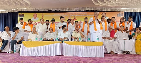 ಆಲೂರು ತಾಲೂಕಿನ ಹುಣಸವಳ್ಳಿ ಗ್ರಾಮದಲ್ಲಿ ಜೀರ್ಣೋದ್ಧಾರಗೊಂಡಿರುವ ಗೋಪಾಲಕೃಷ್ಣಸ್ವಾಮಿ ದೇವಸ್ಥಾನದ ಲೋಕಾರ್ಪಣೆ ಕಾರ್ಯಕ್ರಮದಲ್ಲಿ ಎಚ್.ಡಿ ರೇವಣ್ಣ ಮಾತನಾಡಿದರು. ಡಾ.ಸೂರಜ್ ರೇವಣ್ಣ, ಎಚ್.ಕೆ.ಕುಮಾರಸ್ವಾಮಿ, ಕೆ.ಎಸ್. ಮಂಜೇಗೌಡ, ಕಬ್ಬಿನಹಳ್ಳಿ ಜಗದೀಶ್, ಪಿ.ಎಲ್.ನಿಂಗರಾಜು ಇದ್ದರು.