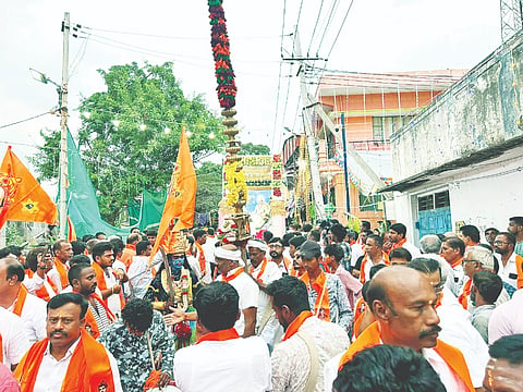 ಅರಸೀಕೆರೆ ನಗರದಲ್ಲಿ ನಡೆದ ಬಸವ ಜಯಂತಿ ಮೆರವಣಿಗೆಯಲ್ಲಿ ಭಕ್ತರು ಪಾಲ್ಗೊಂಡಿದ್ದರು.
