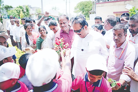 ಶ್ರೀರಂಗಪಟ್ಟಣದ ಪಾಲಹಳ್ಳಿಯಲ್ಲಿ ಆಯೋಜಿಸಲಾಗಿದ್ದ ಮಕ್ಕಳ ಬೇಸಿಗೆ ಶಿಬಿರಕ್ಕೆ ಸಚಿವ ಎನ್.ಚೆಲುವರಾಯಸ್ವಾಮಿ ಭೇಟಿ ನೀಡಿ, ಮಕ್ಕಳೊಂದಿಗೆ ಕೆಲಕಾಲ ಕಳೆದರು. ಶಾಸಕ ಎ.ಬಿ.ರಮೇಶ ಬಂಡಿಸಿದ್ದೇಗೌಡ, ಪಿ.ಎಸ್.ಚಂದ್ರಶೇಖರ್ ಇತರರು ಇದ್ದರು.