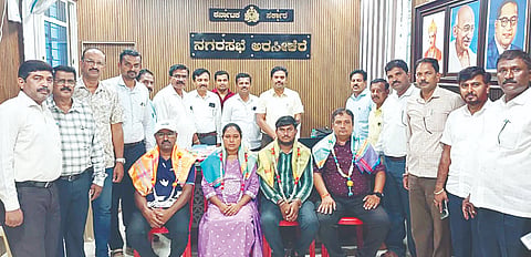 ಗಣತಿದಾರರಿಗೆ ಅರಸೀಕೆರೆ ನಗರಸಭೆ ಆಡಳಿತ ವತಿಯಿಂದ ಕಚೇರಿಯಲ್ಲಿ ಸನ್ಮಾನಿಸಲಾಯಿತು. ಕೃಷ್ಣಮೂರ್ತಿ, ದಯಾನಂದ್, ರಾಜಶೇಖರ್, ಜಮೀಲ್ ಇತರರಿದ್ದರು.