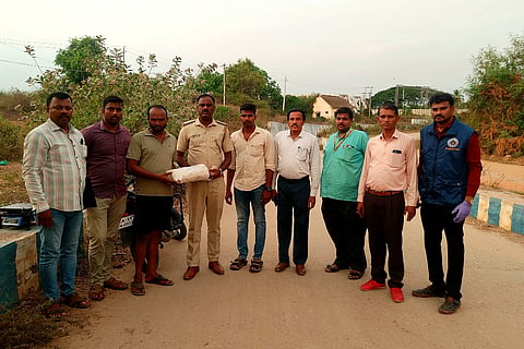 ಶ್ರೀರಂಗಪಟ್ಟಣದ ರೈಲ್ವೆ ನಿಲ್ದಾಣ ಸಮೀಪ ಗಾಂಜಾ ಮಾರಾಟ ಮಾಡಲು ಯತ್ನಿಸಿದ್ದ ಆರೋಪಿ ಗಂಜಾಂ ರಘು ಎಂಬಾತನನ್ನು ಗಾಂಜಾ ಸಹಿತ ತಾಲೂಕು ಆಡಳಿತದ ಅಧಿಕಾರಿಗಳ ಸಮ್ಮುಖದಲ್ಲಿ ವಶಕ್ಕೆ ಪಡೆಯಲಾಯಿತು. ಇನ್‌ಸ್ಪೆಕ್ಟರ್ ಬಿ.ಜಿ.ಕುಮಾರ್ ಹಾಗೂ ಸಿಬ್ಬಂದಿ ಇದ್ದರು.