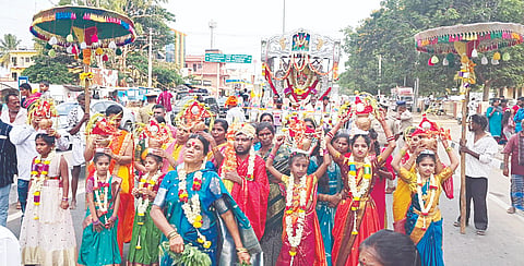 ಗುಂಡ್ಲುಪೇಟೆಯಲ್ಲಿ ಶ್ರೀ ಪಟ್ಟಲದಮ್ಮನವರ ಉತ್ಸವ ಮೂರ್ತಿಯನ್ನು ವಿವಿಧ ಕಲಾತಂಡಗಳೊಂದಿಗೆ ಮೆರವಣೆಗೆ ಮಾಡಲಾಯಿತು. 