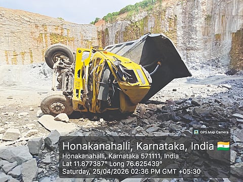 ಗುಂಡ್ಲುಪೇಟೆ ತಾಲೂಕಿನ ಗರಗನಹಳ್ಳಿ ಸಮೀಪ ಟಿಪ್ಪರ್ ಕ್ವಾರಿಗೆ ಬಿದ್ದು ನಜ್ಜುಗುಜ್ಜಾಗಿರುವುದು.