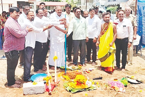 ಅರಸೀಕೆರೆ  ನಗರದ ಹೆಂಜಗೊಂಡನಹಳ್ಳಿ ಬಡಾವಣೆಯಲ್ಲಿ ಅಂದಾಜು 7  ಕೋಟಿ ರೂ.ವೆಚ್ಚದ  ಡಾ.ಬಿ.ಆರ್.ಅಂಬೇಡ್ಕರ್ ಮೆಟ್ರಿಕ್ ನಂತರದ  ಪ.ಜಾತಿ  ಬಾಲಕಿಯರ ವಿದ್ಯಾರ್ಥಿ ನಿಲಯಕ್ಕೆ ಶಾಸಕ ಕೆ.ಎಂ.ಶಿವಲಿಂಗೇಗೌಡ ಭೂಮಿ ಪೂಜೆ ನೆರವೇರಿಸಿದರು. ಸಂತೋಷ್ ಕುಮಾರ್, ಪರಶಿವಮೂರ್ತಿ, ಮೋಹನ್ ಕುಮಾರ್, ನಟರಾಜ್, ಪ್ರೊ.ಕಂಚಿರಾಯ ಇತರರಿದ್ದಾರೆ.