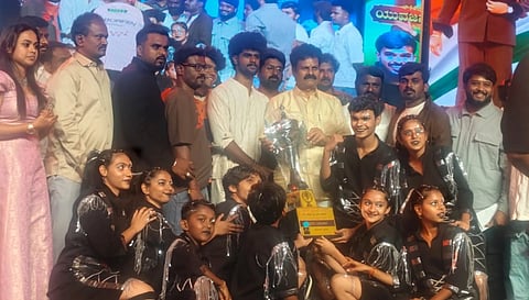 ಆನೇಕಲ್​ ಎಎಸ್​ಬಿ ಆಟದ ಮೈದಾನದಲ್ಲಿ ಆಯೋಜಿಸಿದ್ದ ಯುವಜನೋತ್ಸವದಲ್ಲಿ ವಿಜೇತರಿಗೆ ಬಹುಮಾನ ವಿತರಿಸಲಾಯಿತು. ನಟ ಧನ್ವಿರ್​, ಕರ್ನಾಟಕ ಪ್ರದೇಶ ಯುವ ಕಾಂಗ್ರೆಸ್​ ಉಪಾಧ್ಯಕ್ಷೆ ಎಚ್​.ಆರ್​.ದೀಪಿಕಾ ರೆಡ್ಡಿ, ಜಿಕೆವಿಕೆ ನಿರ್ದೇಶಕ ಉಲ್ಲಾಸ್​ ಶಿವಣ್ಣ, ಕಾಂಗ್ರೆಸ್​ ಎಸ್ಸಿ ಘಟಕದ ಬ್ಲಾಕ್​ ಅಧ್ಯಕ್ಷ ಮದ್ದೂರಪ್ಪ ಇದ್ದರು. 