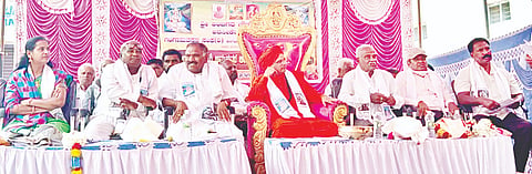 ಅರಸೀಕೆರೆ ನಗರದ ಶ್ರೀಗಂಗಾಪರಮೇಶ್ವರಿ ಸಮುದಾಯ ಭವನದಲ್ಲಿ ಜರುಗಿದ ಧಾರ್ಮಿಕ ಸಮಾರಂಭದಲ್ಲಿ ಗಣ್ಯರು ಪಾಲ್ಗೊಂಡಿದ್ದರು. ಶಾಂತಭೀಷ್ಮ ಚೌಡಯ್ಯ ಸ್ವಾಮೀಜಿ, ಶಾಸಕ ಕೆ.ಎಂ. ಶಿವಲಿಂಗೇಗೌಡ ,ಲಕ್ಷ್ಮಣ್, ನಾಗಶ್ರೀ ಇತರರಿದ್ದಾರೆ.
