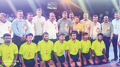 ಮದ್ದೂರು ನಗರದ ಸರ್ಕಾರಿ ಪದವಿ ಪೂರ್ವ ಕಾಲೇಜಿನ ಅವರಣದಲ್ಲಿ ಹಮ್ಮಿಕೊಂಡಿದ್ದ ವಾಲಿಬಾಲ್ ಮತ್ತು ಕಬಡ್ಡಿ ಪಂದ್ಯಾವಳಿಗಳಿಗೆ ಶಾಸಕ ಕೆ.ಎಂ.ಉದಯ್ ಚಾಲನೆ ನೀಡಿದರು. ಚಲುವರಾಜು, ಪಿ.ಸಂದರ್ಶ, ಎಚ್.ಎಲ್.ಸತೀಶ್, ಧನಂಜಯ, ಕೆ.ಎಂ.ರವಿ, ಮಹಾಲಿಂಗು, ನಿತಿನ್ ಇದ್ದರು.
