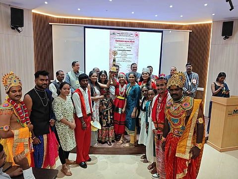 Samanvay fest ಹುಬ್ಬಳ್ಳಿಯ ಐಬಿಎಂಆರ್​ ಕಾಲೇಜಿನಲ್ಲಿ ಏರ್ಪಡಿಸಿದ್ದ ಸಮನ್ವಯ ಕಲೆ, ಶಿಕ್ಷಣ ಹಾಗೂ ಕಾನೂನು ವಿಭಾಗಗಳ ಸಾಮರಸ್ಯ ಉತ್ಸವದಲ್ಲಿ ವಿಜೇತರಿಗೆ ಬಹುಮಾನ ವಿತರಣೆ ಮಾಡಲಾಯಿತು. ಡಾ. ಎ.ಎಂ. ಖಾನ್​, ವಿನಯಚಂದ್ರ ಮಹೇಂದ್ರಕರ, ಡಾ. ಎಚ್​.ವಿ. ಬೆಳಗಲಿ, ಪ್ರೊ. ಅಣ್ಣಪ್ಪ ಕೆ, ಡಾ. ಅರುಣ ಶೆಟ್ಟಿ, ಡಾ. ಶಂಕರ ಚಕ್ರವರ್ತಿ ಇತರರು ಇದ್ದರು.